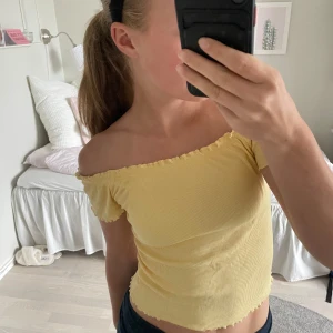 Ljusgul off shoulder topp - Superfin ljusgul off shoulder topp!💛⭐️sparsamt använd!!