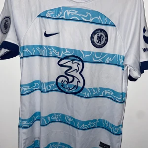 Jersey - Säljer denna otroliga Chelsea Jersey, ifall frågor uppkommer om pris eller tröjan så är det bara att dma💬💬