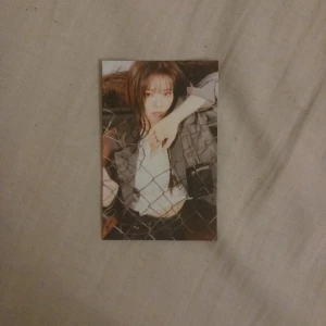 Jeongyeon message photocard - Fått från Ready To Be "Ready ver." Albumet! I perfect skick :) Skriv gärna om ni har någon fråga/vill tradea istället! Tradear bara för Ive saker isf!