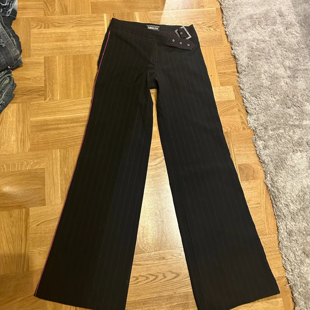 Skit snygga kostymbyxor som tyvärr inte kommer till användning😞 Midjemått: 39cm, Innerbenslängd: 81cm. Jeans & Byxor.