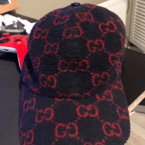 Gucci keps  - Äkta Gucci keps ingen låda elr kvitto bra skick den e fett om du matchar med rätt sak 