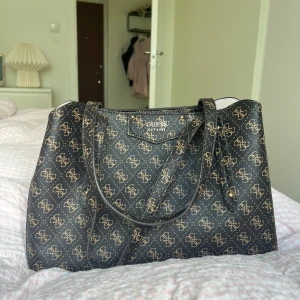 Väska - Har använt den enbart en eller två gånger, så som ny! Köpt för 1200kr🥰