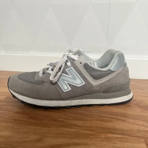 New Balance 574 - Snygga sneakers från New Balance modell 574. Använda fåtal gånger, ser nya ut! Vanliga i storleken