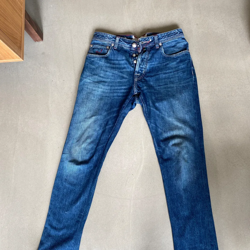 Säljer mina sjukt feta limited edition Jacob Cohen jeans då de inte passar. Skick 9/10 knappt använda~ stolek 33 och passform 688~ nypris ca 5000, buda gärna🤝. Jeans & Byxor.