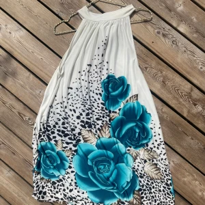 Klänning rosor  - Luftig klänning Ärmlös. Vit med blåa rosor  Ingen storlek, funkar på de flesta. 