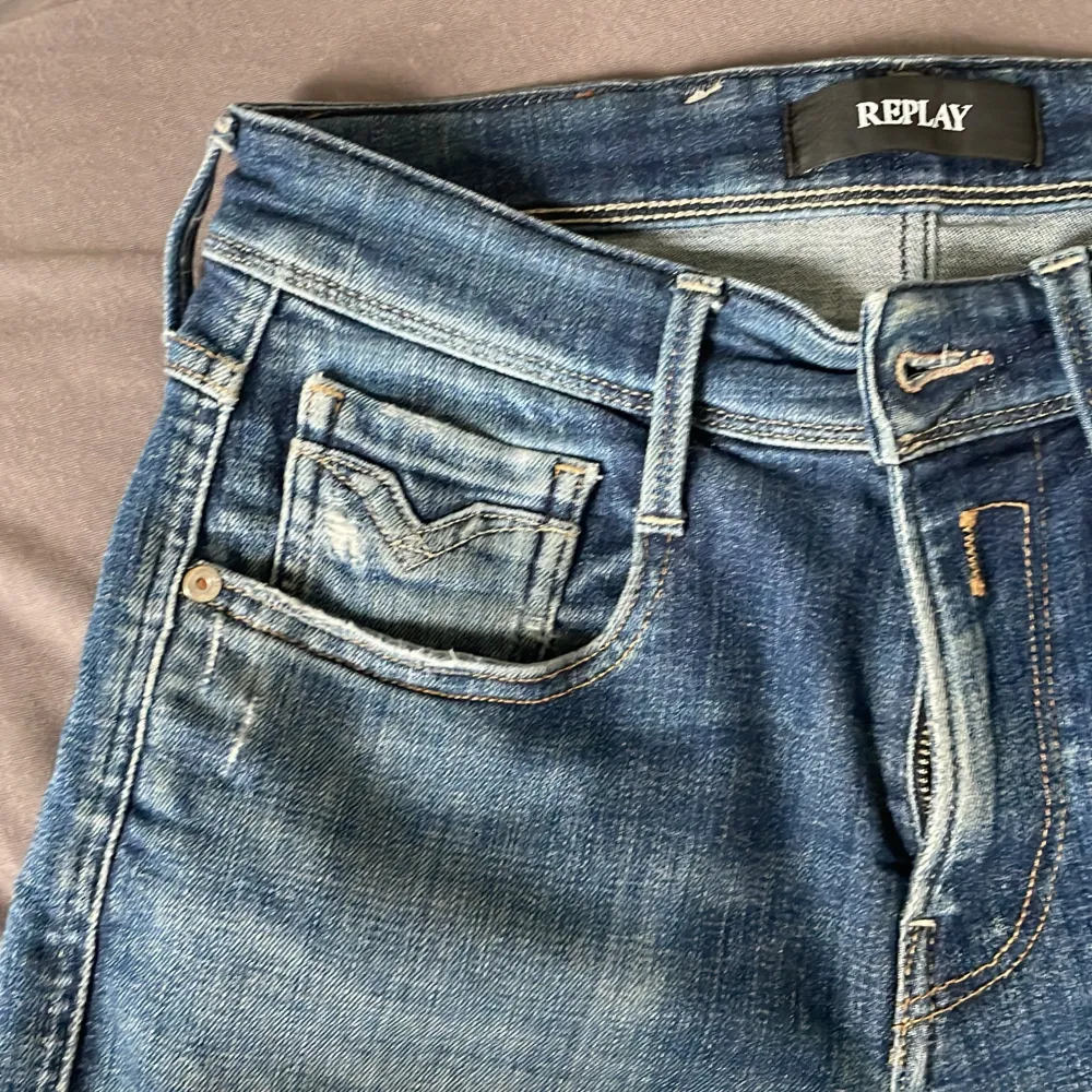 Säljer dessa snygga replay jeans med lite slitningar i den populära modellen anbass! Skick-9/10. Nypris-1499 Mitt pris 549! Kom privat för fler frågor eller funderingar!🙌 . Jeans & Byxor.