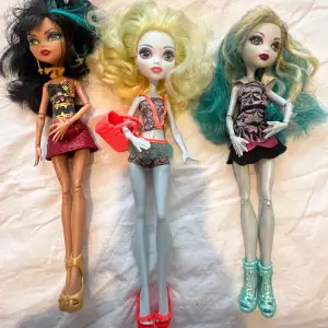 Säljer 3 stycken monsterhigh dockor med tillbehör och lite Bratz kläder! Allt på bilden för 400kr! Dockan i mitten är i en lite nyare modell. 