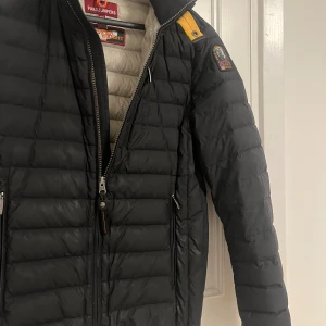 Parajumper jacka - Hej! Säljer en Parajumper jacka i bra skick. Den enda defekten är att den ena innerfickan har börjat släppa. (Se bild) jackan är i storlek small. Säljer för 1500kr då jag köpte den för 4000kr ny. Hör av er vid funderingar.