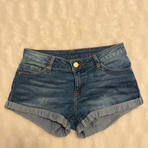 Ett par blåa lågmidjade jeansshorts ifrån Amisu NEW YORKER 