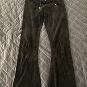 Juicy byxor - Svarta superfina mjukisbyxor från juicy Couture, utan fickor bak. Använd ett fåtal gånger, pris kan diskuteras💗