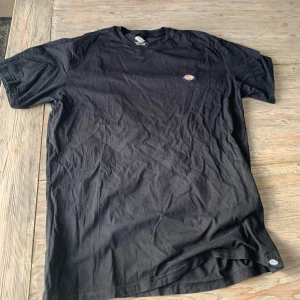 Dickies Tshirt - Säljer denna feta dickies tröjan pågrund av att den har blivit för liten.