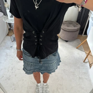 Korsett topp - Så fin svart korsett tshirt som passar till allt!! Perfekt till finare tillfällen😇😇