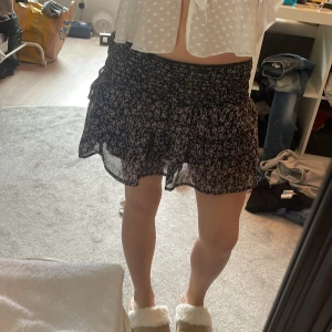 Kappahl kjol - Säljer denna skit snygga kjolen som är så fin nu till sommaren! Lappen är avklippt men skulle säga den passar perfekt för XS/S