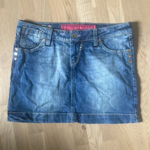 Jeanskjol - Säljer denna jättesöta jeanskjol från koola Anna i storlek S. Köpt här på plick men säljer vidare då den var lite stor!