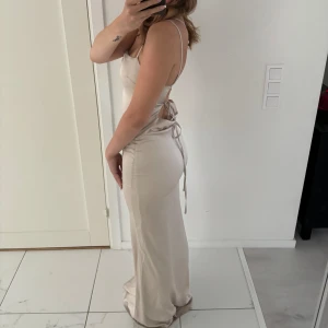 Balklänning  - Säljer denna as snygga balklänning från Nelly✨ Fick så många komplimanger av den🩷 Bara använt 1 gång, nypris 899kr✨Jag är 166cm (Skriv för flera bilder)