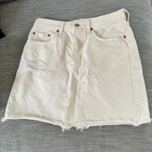 Jeanskjol  - Jättefin jeanskjol från Levis, använd en gång💖💖 priset går att diskuteras!!