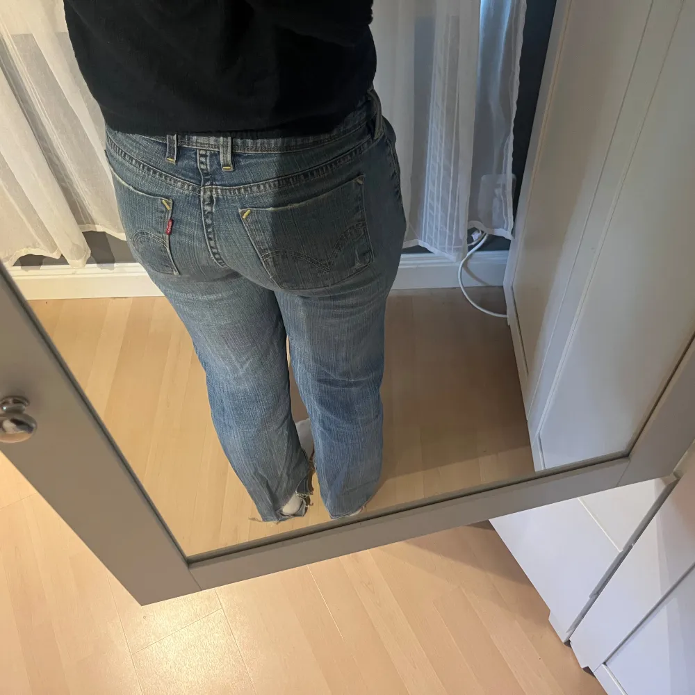 Säljer dessa Lågmidjade jeans från Levis💘de är uppsprättade längst ner då jag tyckte de var korta (se bild 3). Jeans & Byxor.