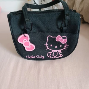 Liten Hello Kitty väska! - Liten svart Hello Kitty väska