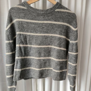 Randig tröja - Stickad randig tröja i storlek xs, men passar s lika bra :) Bra skick använd en del