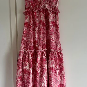Sommarklänning från Boohoo - Härligt rosa sommarklänning g från Boohoo. Aldrig använd. Storlek S. 