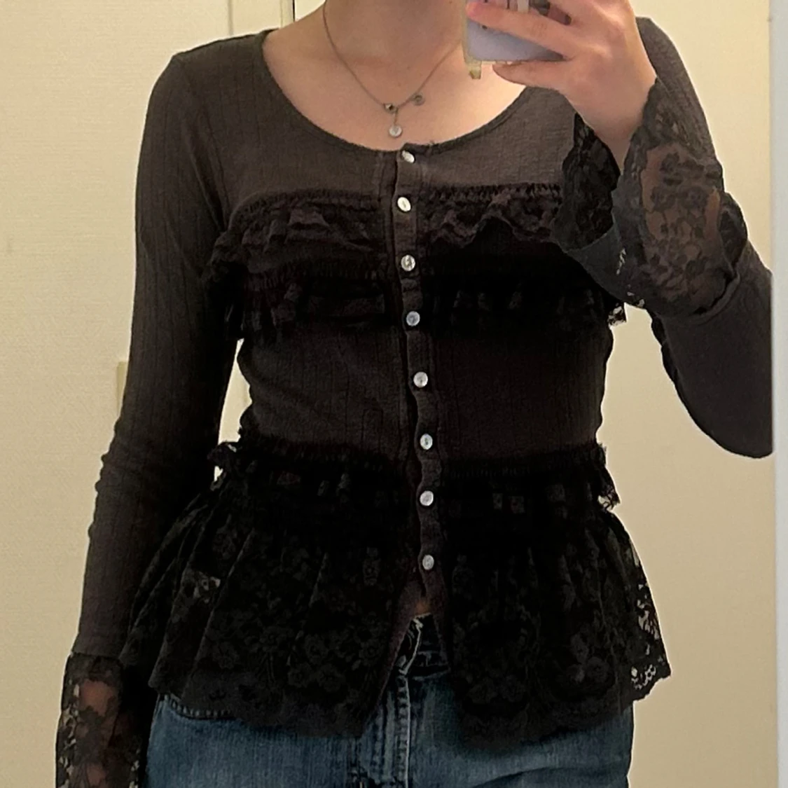 Blus med spetsdetaljer - 90