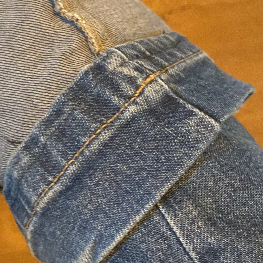 Skitsnygga Weekday jeans💗Köpta för ungefär ett år sedan. Säljer pga inte kommer till användning och lite små, på tredje bilden ser du att jag har sytt in byxan längst ned för att den är lite för lång men man kan lätt ta ner det! Köpta för 600kr . Jeans & Byxor.