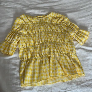 Blus/topp - Jättegullig sommar blus med lite volang från Zara. Den är i storlek 152 men jag skulle säga att den passar någon som har storlek xs/s🩷