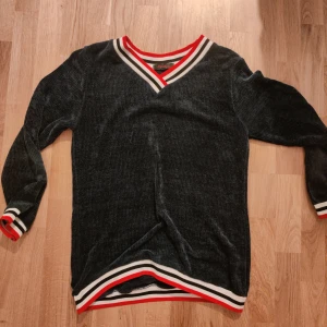 Owmei damtröja  - Damtröja I ny skick. Storlek L. Varmt material då den passar bäst för vintern. Slutpris kan diskuteras 