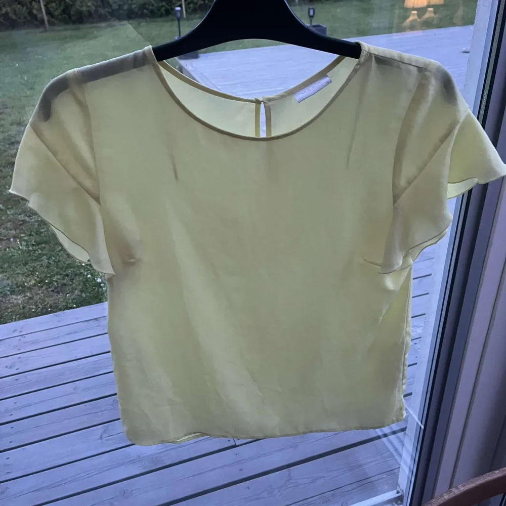 En neon gul blus från vila clothes.har använt ett fåtal gånger. Köparen betalar frakten.. Blusar.