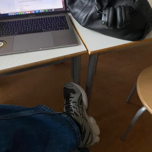 Asics Gel-Nimbus 9 - Måste tyvärr sälja dessa coola sneakers då dom är för små. (OBS! Dom är små i storleken, känns som 39 or) använda 2 gånger🌟🌟 nypris 1700kr