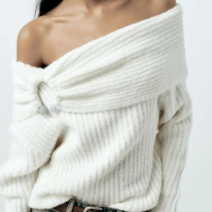 Stickad tröja - Super fin stickad tröja från zara🤍aldrig använd i storlek m💗