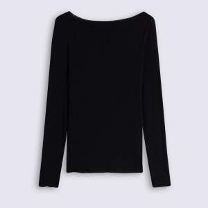 Den är i storlek S och är en basic svart tröja, knappast använd och är i perfekt skick. Kostar originalt 450 men säljer för 200.