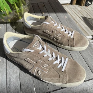 Beige Premiata  - Säljer dessa feta Premiata storlek 45 skorna för de var lite för stora för mig. Riktigt bra skick, kom gärna med frågor eller om ni behöver fler bilder. Pris kan diskuteras och låda finns kvar.