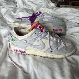Nike Off white  - Säljer dessa off white nike dunks, lot 03/50 från 2021. Mycket lite använda, som nya