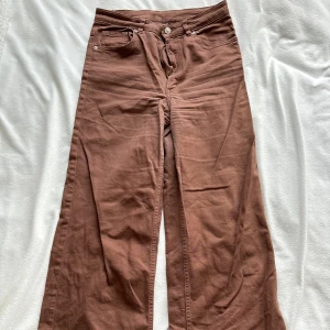 Bootcut jeans - Supersnygga bruna bootcut jeans! Knappt använda, stretchiga och högmidjade! Storlek 40 och midjemåttet är 40 cm tvärsöver🫶🏼