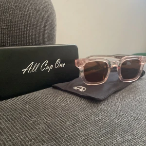 All cap one, Solglasögon  - Oanvända solglasögon. 