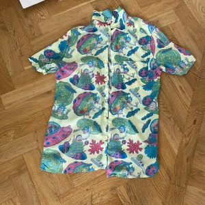 Sommarskjorta - Den här snygga, sköna Rick and Morty skjortan har använts ca 5 gånger och är i jättebra skick!
