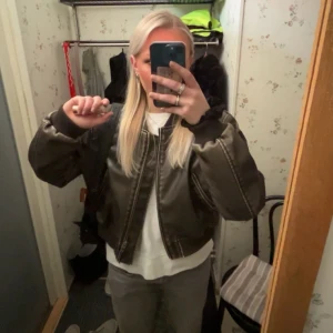 Skinn jacka - Super fint skick! Köpt på zara förra våren, den är väldigt liten i storleken och sitter fint på mig som brukar ha s/m!🥰💋💋