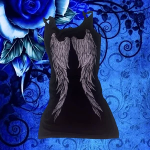 Linne med vingar - Super vacekrt linne med vingar på baksidan och en ägel på framsidan💖den är storlek L men är välldigt strechig så passar även S 