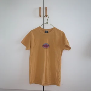 T-shirt med japanskt tryck - Jättegullig T-shirt med Japanskt tryck! Fina färger, fint skick!