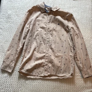 Skjorta herr - Bra skick, priset är förhandlingsbart.
