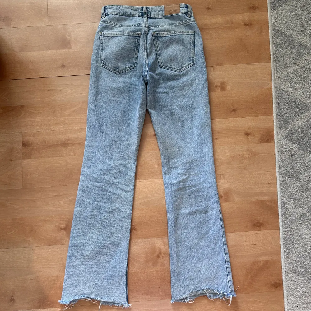 Säljer dessa ljusblå jeans då jag har för många. De är i jättefint skick och bara använd ett fåtal gånger. Priset går att diskuteras❣️. Jeans & Byxor.