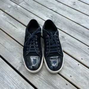 Lanvin - Tja! Säljer nu mina sjukt fina Lanvin skor (mörkblå) i storlek 9 som passar 42-43. Skorna är i bra skick, (avgör gärna själv utifrån bilderna). Sulan visar knappt användning vilket är ett stort plus. ENDAST SKOR. Bud från 1900🙌