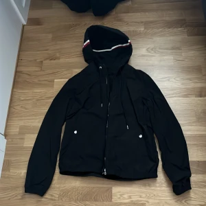 Moncler vindjacka  - Skick: 9/10 Storlek: 1/xs /passar även s Säljer nu min moncler windbreaker den är inte äkta och den har inga fläckar osv. Har inte andvänt den så mycket då den är lite förliten för mig. Nfc funkar och qr koden funkar.