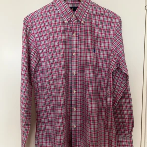 Rutig skjorta - Ralph Lauren - Storlek M. Oanvänd.
