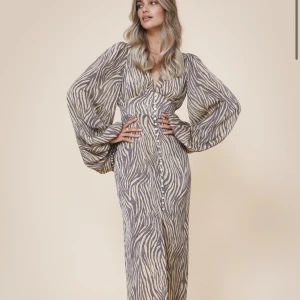  Positano klänning!! - Säljer nu denna helt oanvända, otroligt fina och populära klänning i storlek 34 från Adoore, modell Positano💞💞Helt slutsåld på hemsidan! Pris kan diskuteras.