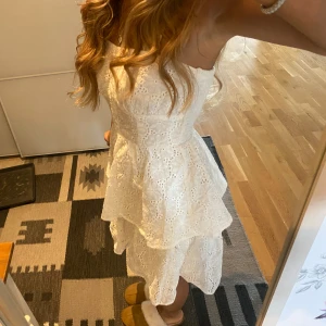 Vit klänning utan band - jättesöt bandeuklänning med volang, har en liknande de drf jag säljer denna❤️ den är i strlk 32 💓 den är helt oandvänd me lapp kvar köpt för 600kr❤️ o säljer för 550kr ❤️kan gå ner i pris om d är snabb affär💕