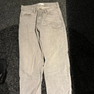 Gråa raka jeans  - Raka jeans i grå färg från ginatricot, sparsamt använda skriv för mer bilder💕
