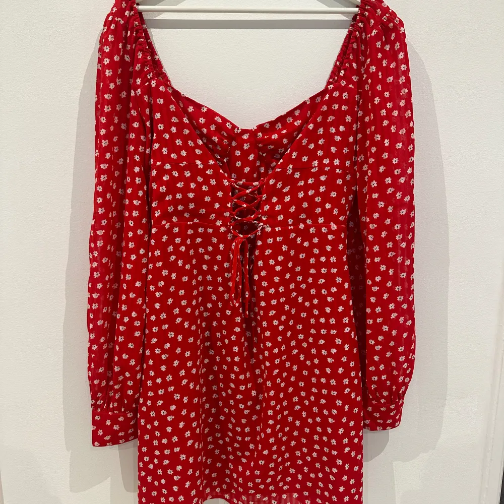 Adoore Mykonos dress Färg: Röd med vita blommor Strl: 44 Nypris: 1395kr Klänningen är endast använd 1 gång. Mekot.