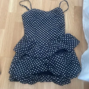 Prickig klänning  - Prickig klänning som är köpt på plick men är för liten och säljer därför vidare. Jätte gullig och perfekt till sommaren!! Bilderna är tagna från tidigare ägaren 